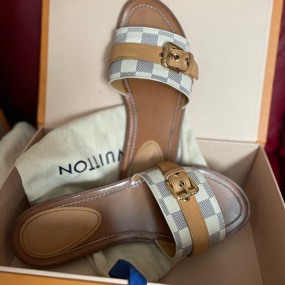 Women’s gently worn Louis Vuitton Lock it Mule Naturel size 8.0